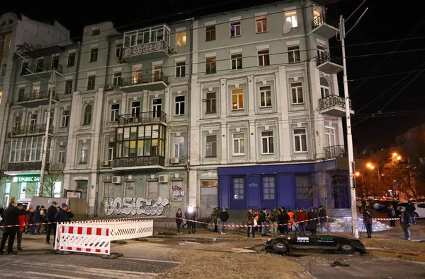 Bilen delvis kollapsade under marken — Stockfoto