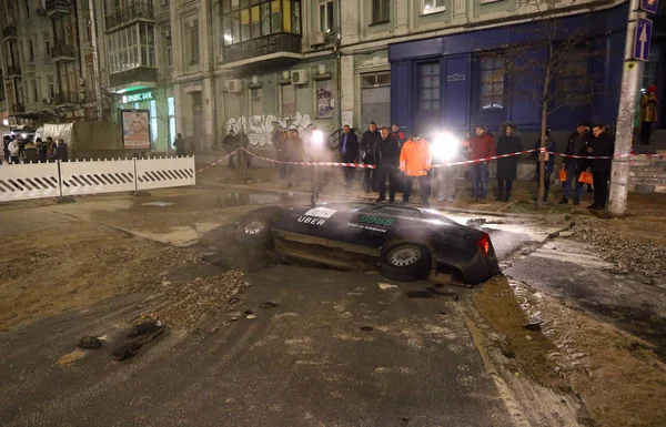 Auto gedeeltelijk ingestort onder de grond — Stockfoto