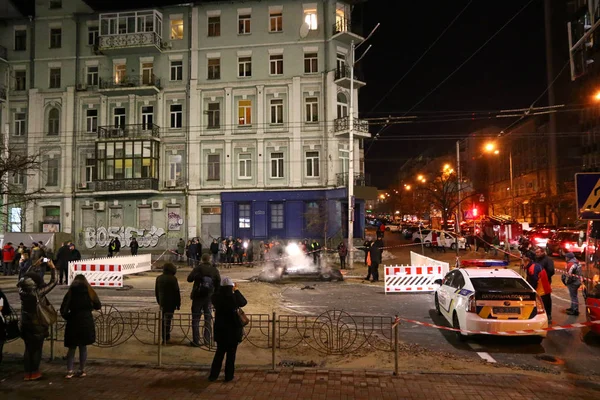 Bilen delvis kollapsade under marken — Stockfoto