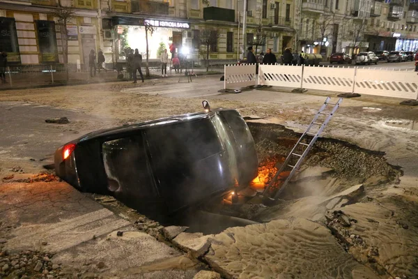 Sebagian mobil ambruk di bawah tanah — Stok Foto