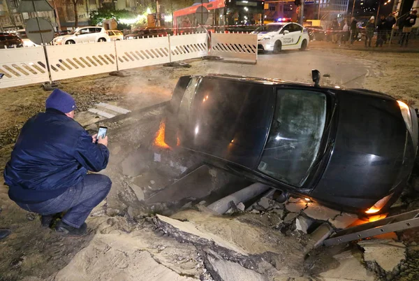 Bilen delvis kollapsade under marken — Stockfoto