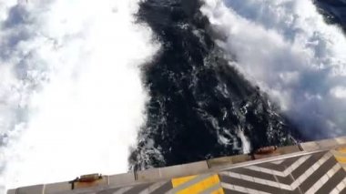 Atlantik Okyanusu bir feribot tekne arkasında köpük su iz