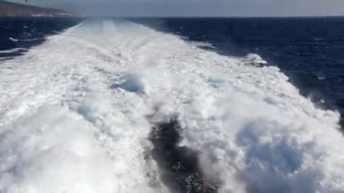 Atlantik Okyanusu bir feribot tekne arkasında köpük su iz