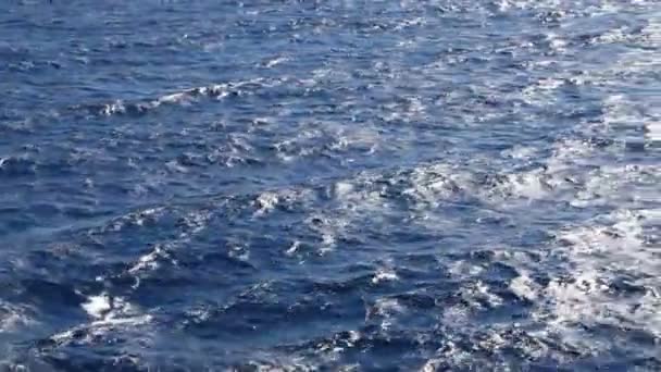 Superficie blu dell'oceano con onde — Video Stock