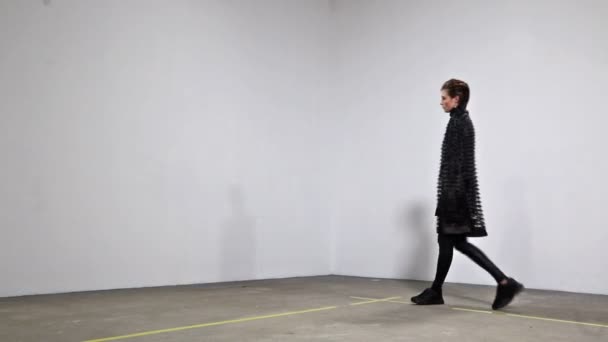 Modelo apresenta uma criação durante o desfile de moda — Vídeo de Stock
