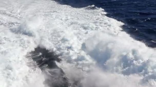 Vodní stezka pěnění za trajekt lodí v Atlantském oceánu — Stock video