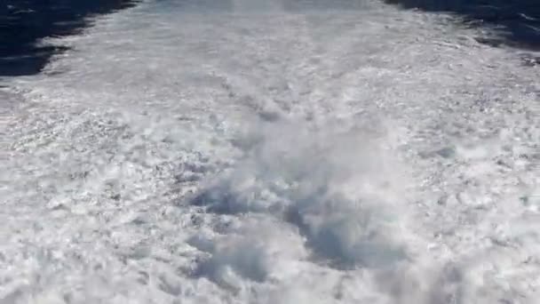 Водный след вспенивается за паромом в Атлантическом океане — стоковое видео