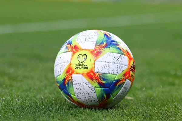 Offizieller Uefa-Qualifikations-Matchball für die EM 2020 — Stockfoto