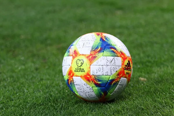 Offizieller Uefa-Qualifikations-Matchball für die EM 2020 — Stockfoto