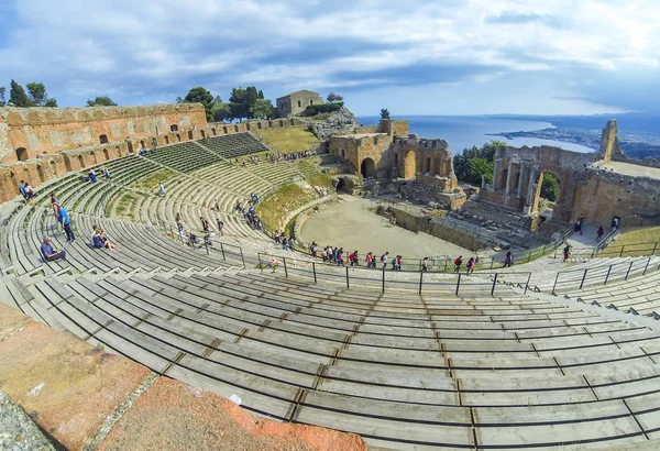 Rauniot antiikin Kreikan teatteri Taormina, Sisilia, Italia — kuvapankkivalokuva