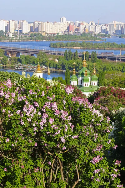 Mosteiro de Vydubychi e rio Dnipro em Kiev, Ucrânia — Fotografia de Stock