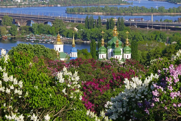 Mosteiro de Vydubychi e rio Dnipro em Kiev, Ucrânia — Fotografia de Stock