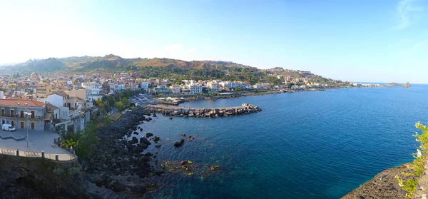 Wybrzeżu Morza Śródziemnego w pobliżu Aci Castello, Sycylia, Włochy — Zdjęcie stockowe