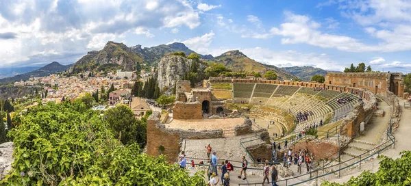 Ruïnes van het oude Griekse theater in Taormina, Sicilië, Italië — Stockfoto