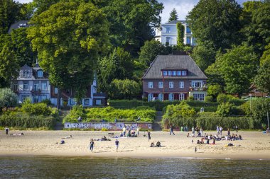 Strand Oevelgoenne-Hamburg, Almanya 'da Elbe Nehri üzerinde plaj