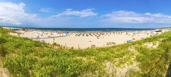Crowded Baltic sea beach in Swinoujscie, Poland — Stock Photo, Image