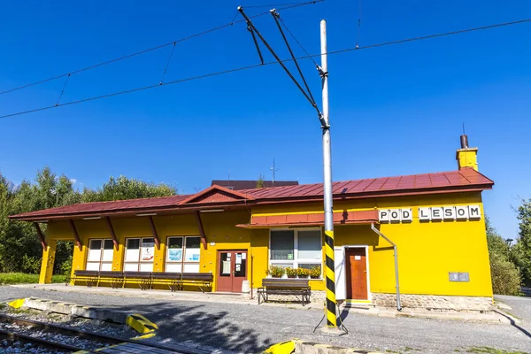 Под-Лесом - небольшой железнодорожный вокзал Tatra Electric Railways в — стоковое фото