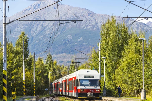 Tatra buurtvanhoogspanningskab trein in hoge Tatra, Slowakije — Stockfoto