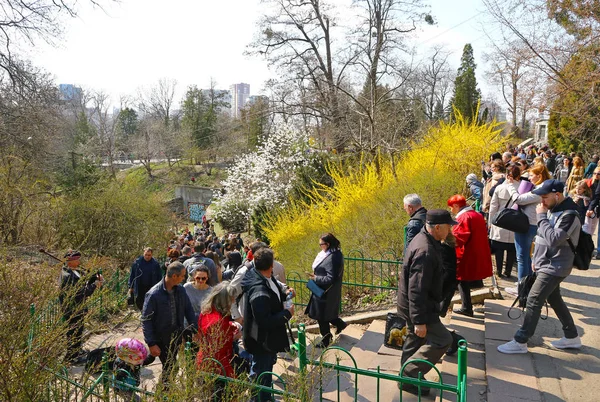 Οι άνθρωποι απολαμβάνουν ηλιόλουστη Κυριακή στον βοτανικό κήπο στο Κίεβο — Φωτογραφία Αρχείου
