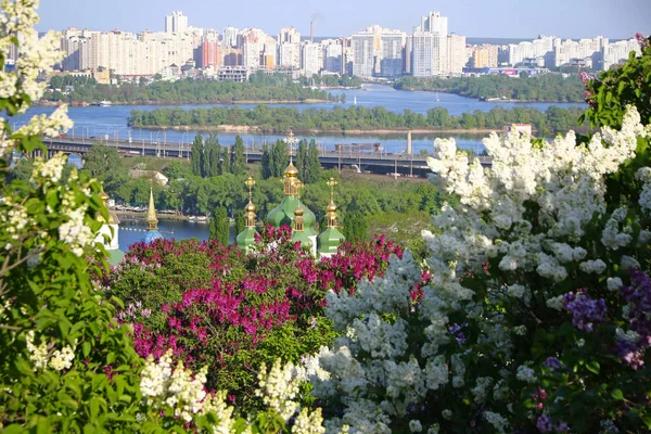 Vista pitoresca da primavera da cidade de Kiev, Ucrânia — Fotografia de Stock