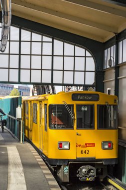 U-Bahn train arrives at Gleisdreieck metro station in Berlin clipart