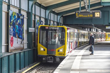 Gleisdreieck metro istasyonu Berlin U-Bahn tren gelir