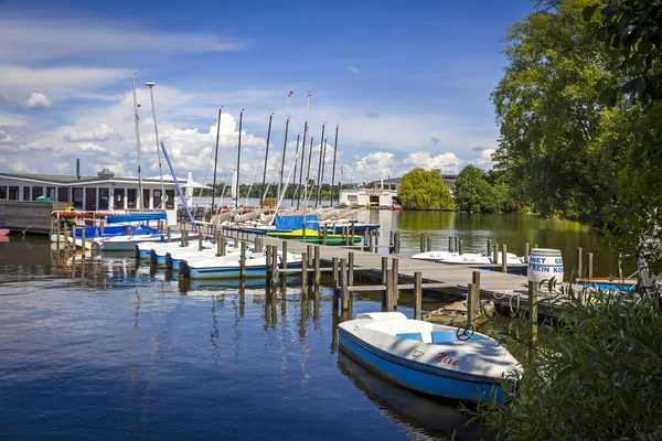 Hamburg, Almanya 'daki Aussenalster Gölü 'nün kıyısı — Stok fotoğraf