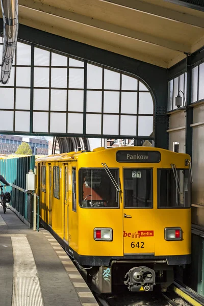 Gleisdreieck metro istasyonu Berlin U-Bahn tren gelir — Stok fotoğraf