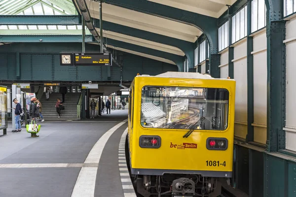 U-Bahn train arrives at Gleisdreieck metro station in Berlin — Stock Photo, Image