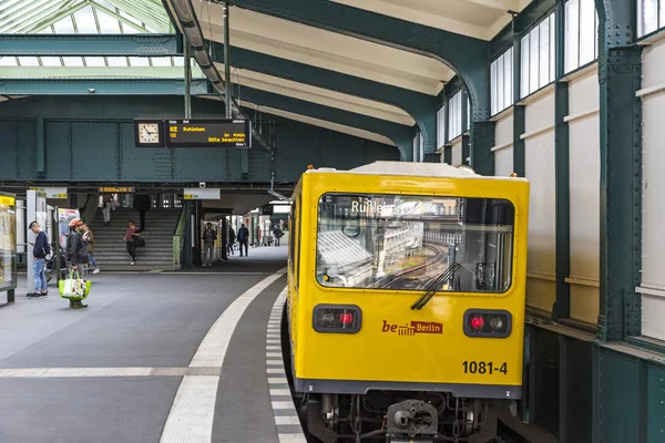 U-bahn kommt am gleisdreieck in berlin an — Stockfoto