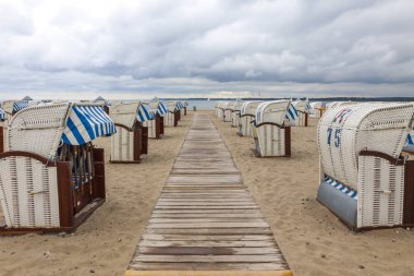 Travemund Baltık sahilinde kapüşonlu plaj sandalyeleri (strandkorb)