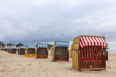 Travemund Baltık sahilinde kapüşonlu plaj sandalyeleri (strandkorb)
