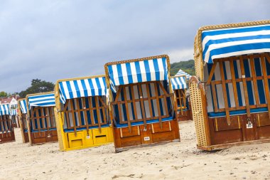 Travemund Baltık sahilinde kapüşonlu plaj sandalyeleri (strandkorb)