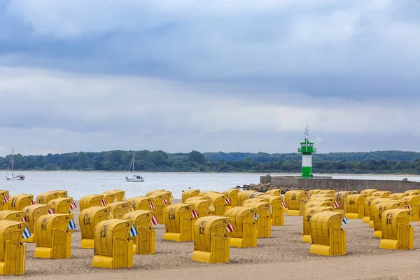 Hooded beach chairs (strandkorb) at Baltic seacoast in Travemund — Stock Photo, Image