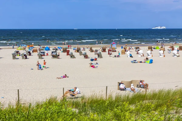 Playa abarrotada del mar Báltico en la isla Usedom en Swinoujscie, Polonia — Foto de Stock