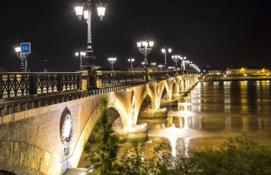 Pont de Pierre, Bordeaux' da Garonne nehri üzerindeki köprü, Fransa