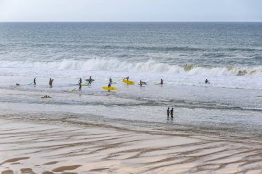 Lacanau-Ocean, Bordeaux Atlantik okyanusu plajda Surfers, 