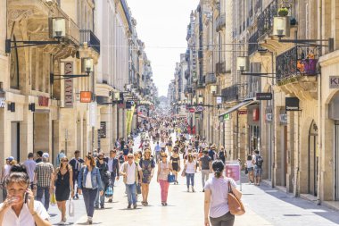 İnsanlar Bordeaux, Fransa Rue Sainte-Catherine sokakta yürümek