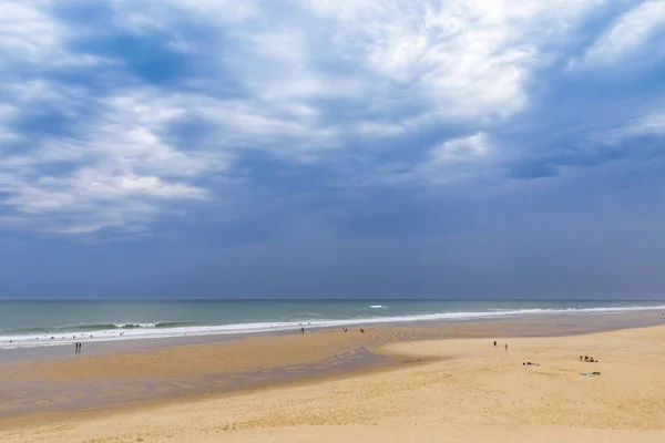 Playa del océano en la costa atlántica de Francia cerca de Lacanau-Ocean , — Foto de Stock