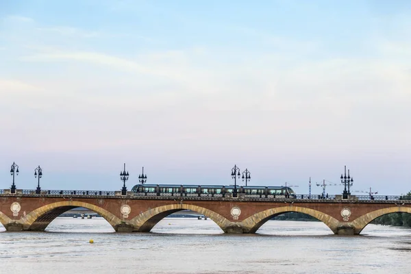 Pont de Pierre, most přes řeku Garonne v Bordeaux, Francie — Stock fotografie