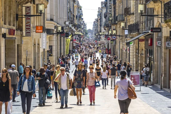 La gente camina por la calle Rue Sainte-Catherine en Burdeos, Francia — Foto de Stock