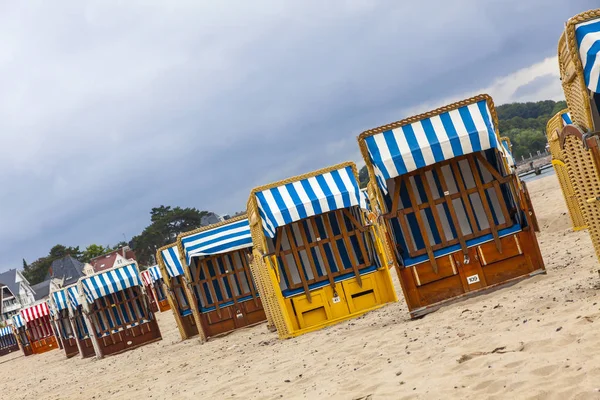 Hooded beach chairs (strandkorb) at Baltic seacoast in Travemund — Stock Photo, Image