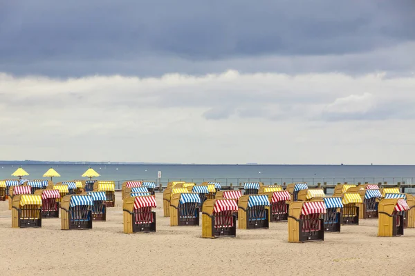 Sillas de playa con capucha (strandkorb) en la costa báltica en Travemund — Foto de Stock