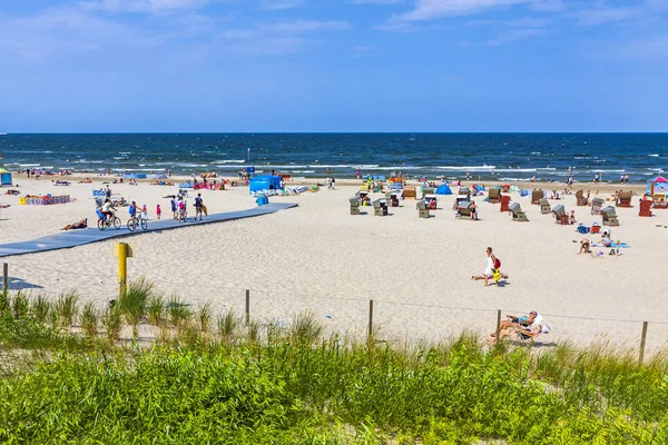 Playa abarrotada del mar Báltico en la isla Usedom en Swinoujscie, Polonia — Foto de Stock