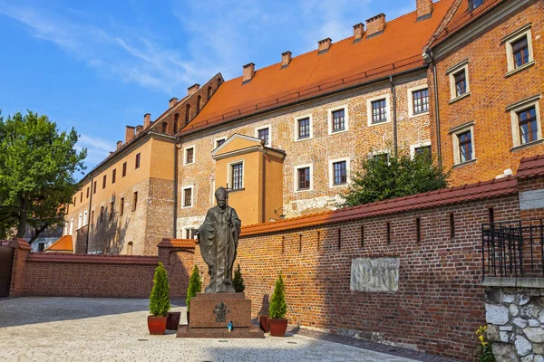 Monumento di Papa Giovanni Paolo II al Castello Reale di Wawel, Cracovia, Pol — Foto Stock