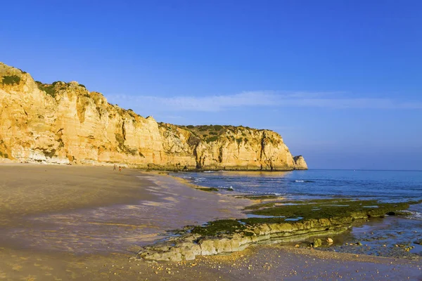 Pláž Praia do Porto de Mos v Lagosu v Algarve, Portugalsko — Stock fotografie