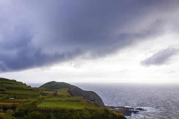 Céu dramático sobre a costa do Oceano Atlântico perto da Ilha de São Miguel, A — Fotografia de Stock