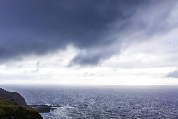 Ciel spectaculaire au-dessus de la côte de l'océan Atlantique près de l'île de Sao Miguel, A — Photo