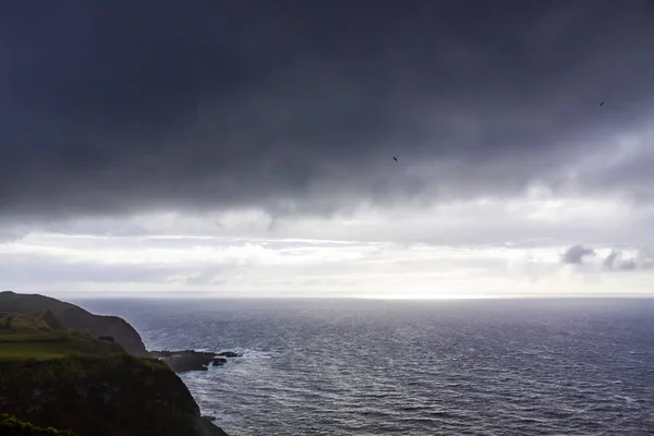 Céu dramático sobre a costa do Oceano Atlântico perto da Ilha de São Miguel, A — Fotografia de Stock