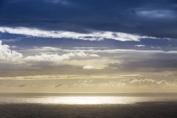 Dramatická obloha nad pobřežím Atlantského oceánu blízko ostrova Sao Miguel, t — Stock fotografie